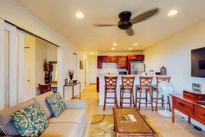 Télévision, lecteur de DVD, table de tennis de table, livres