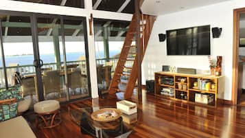 Fernseher, DVD-Player, Bücher, Videothek