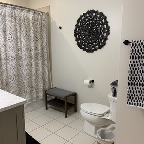 Ensemble douche/baignoire, sĂšche-cheveux, serviettes fournies, savon