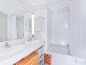 Bathtub, towels - Casa Pilar in S'Agaró with incredible sea view. (S'Agaró)