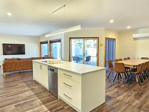 Interior - Tahara Lodge - Ideal for those larger families! (Robe)