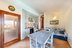 Dining - Villetta Rosada:  seaview and a shared pool (Trinità d'Agultu e Vignola)