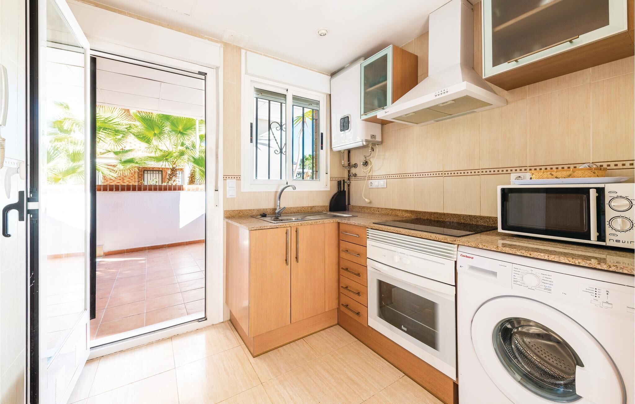 Een koelkast, een kookplaat, een koffiezetapparaat/waterkoker