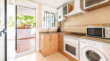 Een koelkast, een kookplaat, een koffiezetapparaat/waterkoker