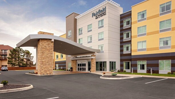 A Fairfield by Marriott hotel with a modern design, featuring a prominent entrance, multiple floors, and a parking area. - Fairfield by Marriott Port Clinton Waterfront (Port Clinton)