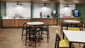 含每日吃到飽自助式早餐