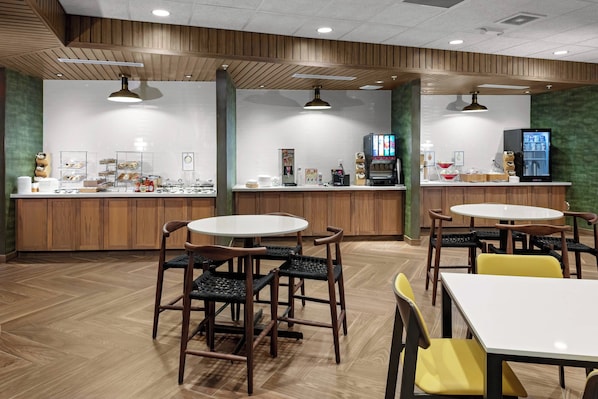 Free daily buffet breakfast - Fairfield by Marriott Port Clinton Waterfront (Port Clinton)