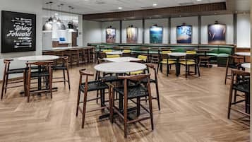 Café da manhã com buffet grátis todos os dias