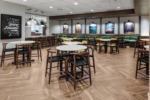 Free daily buffet breakfast - Fairfield by Marriott Port Clinton Waterfront (Port Clinton)