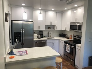 Réfrigérateur, micro-ondes, plaque de cuisson, lave-vaisselle