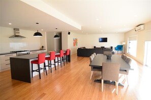 Games room - Pitts Villa - Pets Welcome - Outside Only. Large, spacious and modern. (Robe)
