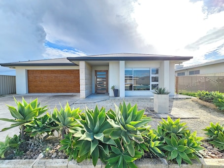 Exterior. Pitts Villa - Pets Welcome - Outside Only. Large, spacious and modern.