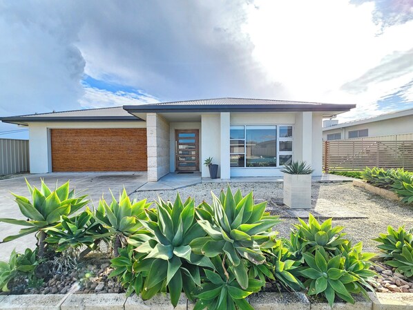 Exterior - Pitts Villa - Pets Welcome - Outside Only. Large, spacious and modern. (Robe)