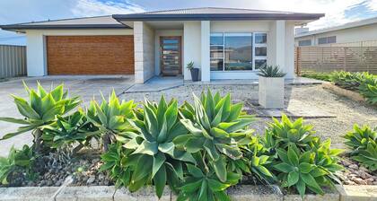 Pitts Villa - Pets Welcome - Outside Only. Large, spacious and modern.