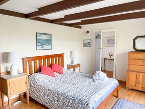 4 bedrooms - Harbourside House - Seaside and Harbour Views -Pets Welcome- Outside Only (Robe)