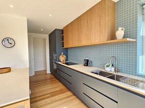Réfrigérateur, micro-ondes, plaque de cuisson, lave-vaisselle