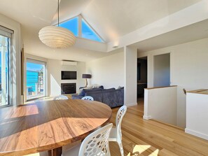 Dining - Unnecessary - Pets Welcome - Outside Only (Robe)