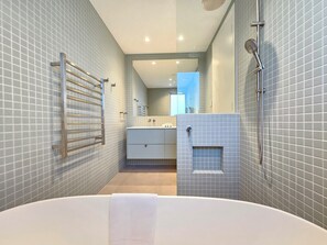 Shower - Unnecessary - Pets Welcome - Outside Only (Robe)