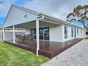 Outdoor dining - Stella Dais - Set off the main street, right in the heart of Robe (Robe)