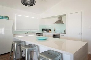 Kjøleskap, mikrobølgeovn, oppvaskmaskin og brødrister