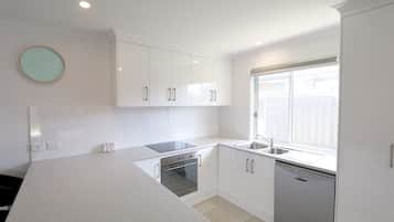 Kühlschrank, Mikrowelle, Geschirrspüler, Toaster