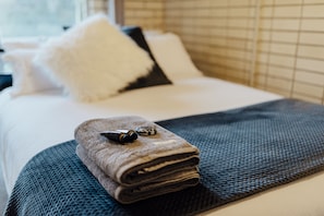 4 bedrooms, iron/ironing board, travel cot, WiFi - FERN RIDGE PRIVATE RETREAT (Karangi)