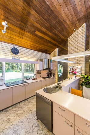Fridge, microwave, oven, stovetop - FERN RIDGE PRIVATE RETREAT (Karangi)