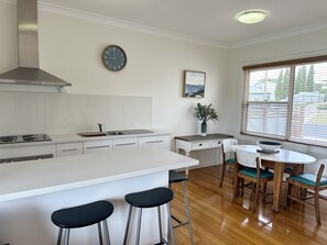 Fridge, microwave, toaster, cookware/dishes/utensils - Decks On Sturt - Short stroll to town centre - Pets Welcome Inside (Robe)