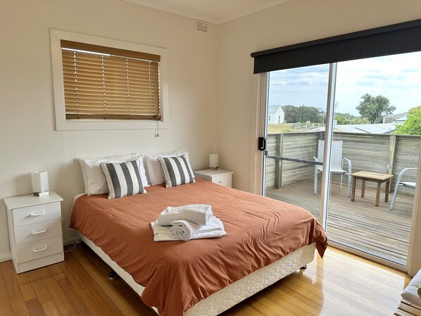 3 bedrooms, iron/ironing board - Decks On Sturt - Short stroll to town centre - Pets Welcome Inside (Robe)