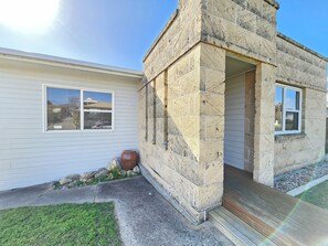 Exterior detail - Decks On Sturt - Short stroll to town centre - Pets Welcome Inside (Robe)