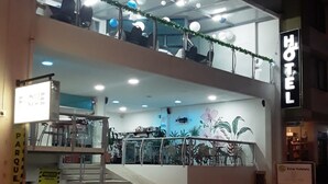 Un hôtel doté d’un restaurant au rez-de-chaussée et d’un espace salon situé au premier étage.