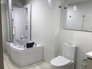 Junior Suite | Baño | Tina con regadera, tina de hidromasaje, regadera tipo lluvia 