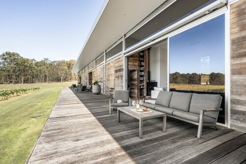 The Longhouse - Suite 1 - Iconic Hunter Valley property, 2 en-suite bedrooms and vineyard views