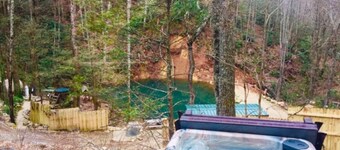 Cozy Beavercreek Cabin Retreat – Smoky Mountain Serenity Awaits!