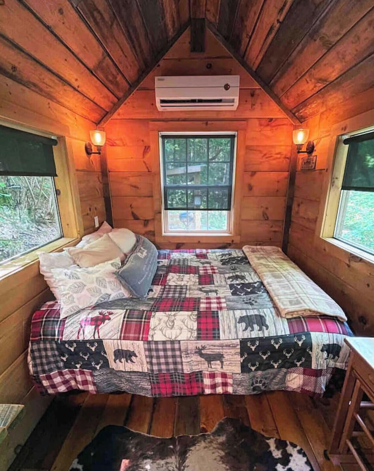 Desk, iron/ironing board, WiFi, bed sheets
