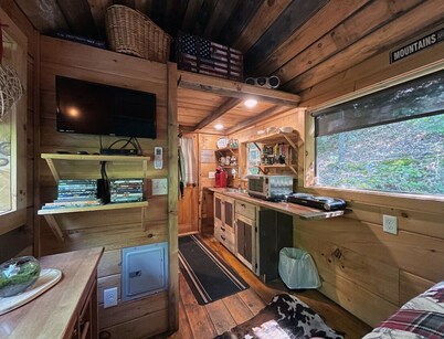 Cozy Beavercreek Cabin Retreat – Smoky Mountain Serenity Awaits!