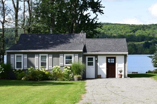  Duckingham Cottage sur le lac Waneta, belle maison de lac avec des kayaks et bateau à aubes