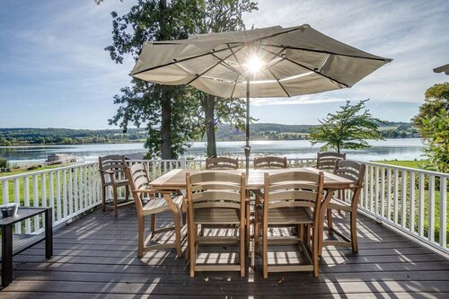 Duckingham Cottage: private lakefront, Waneta Lake