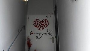A staircase with a red carpet leading to a door decorated with a heart pattern and the words "loving you." - Suite Rouge Passion avec jacuzzi privatif en Provence (Plan-d'Orgon)