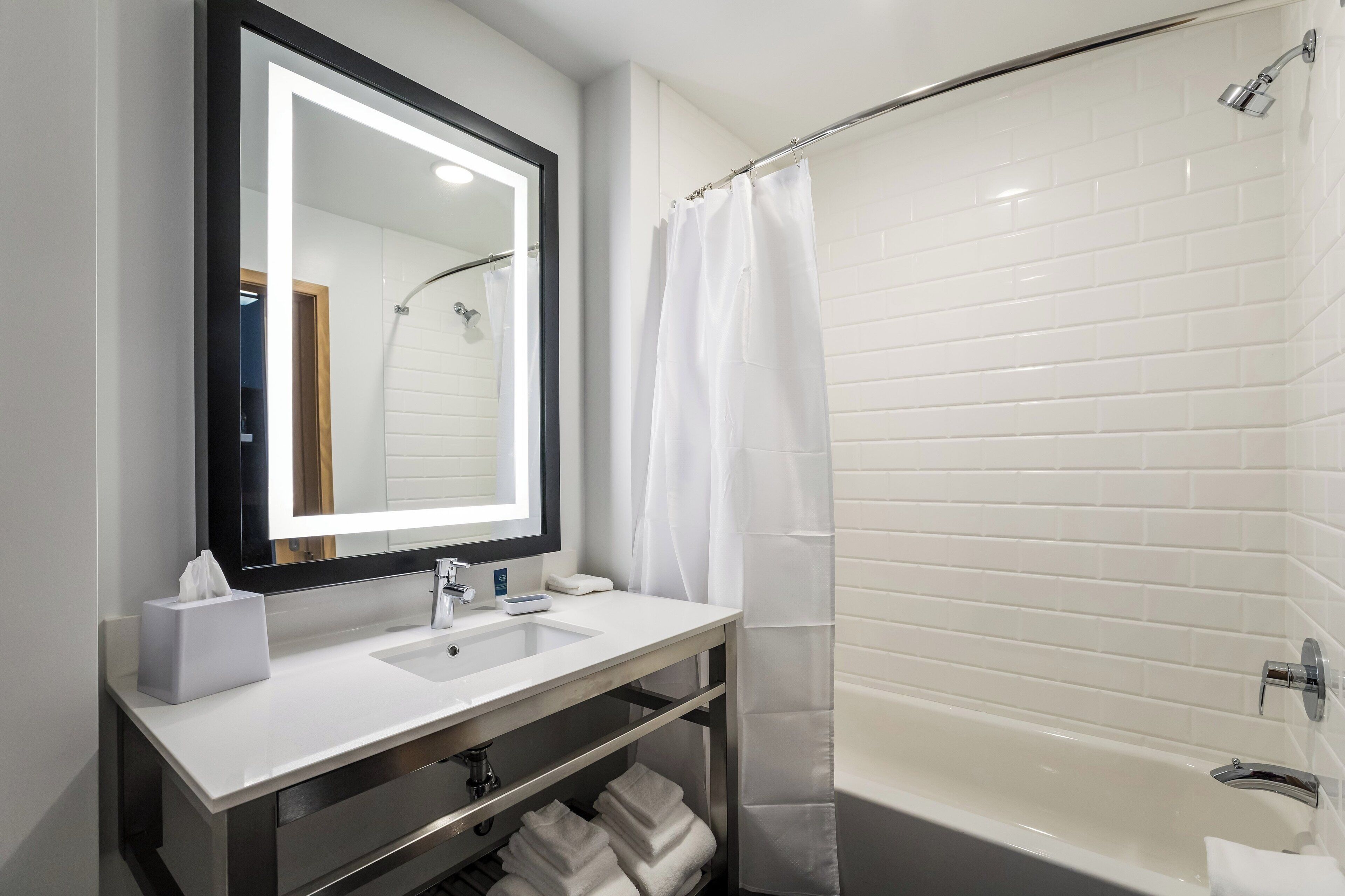 suite, multiple beds, city view | bathroom | hydromassage showerhead, free toiletries, hair dryer, towels