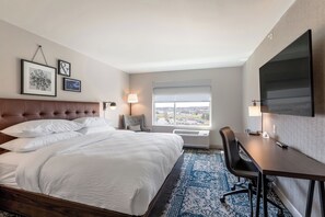 Premium bedding, desk, laptop workspace, blackout curtains - Four Points by Sheraton Elkhart (Elkhart)