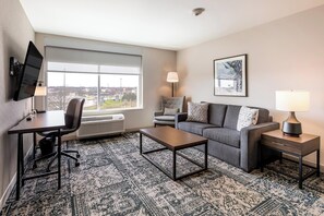 Premium bedding, desk, laptop workspace, blackout curtains - Four Points by Sheraton Elkhart (Elkhart)