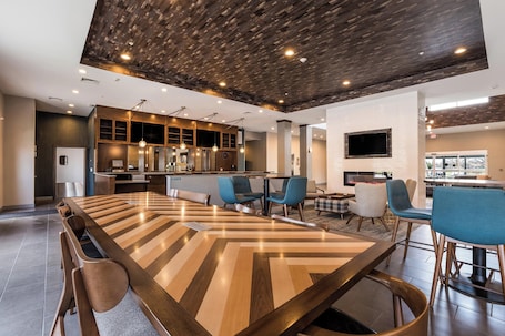 Bar (on property). Four Points by Sheraton Elkhart