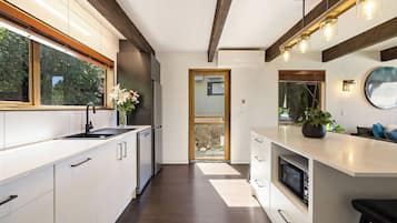 KĂŒhlschrank, Mikrowelle, Ofen, Herdplatte