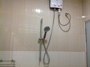 Duschwanne, Haartrockner, Handtücher, Shampoo
