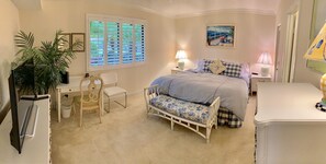 2 bedrooms, iron/ironing board, WiFi, bed sheets - Waterfront Lake @PGA NATIONAL 2B2bath Club Cottage with Wine Basket (Palm Beach Gardens)