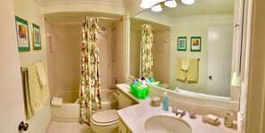 Combined shower/bathtub, hair dryer, towels, soap - Waterfront Lake @PGA NATIONAL 2B2bath Club Cottage with Wine Basket (Palm Beach Gardens)