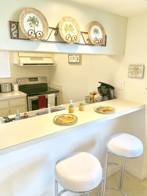 Fridge, microwave, oven, stovetop - Waterfront Lake @PGA NATIONAL 2B2bath Club Cottage with Wine Basket (Palm Beach Gardens)