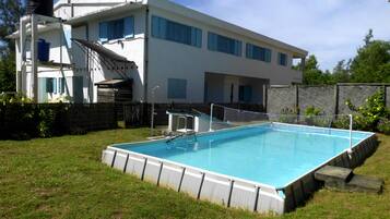 Piscina a l'aire lliure de temporada (horari: 08:00-18:00) i para-sols