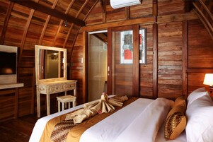 Minibar, caja de seguridad en la habitación y muebles diferentes 